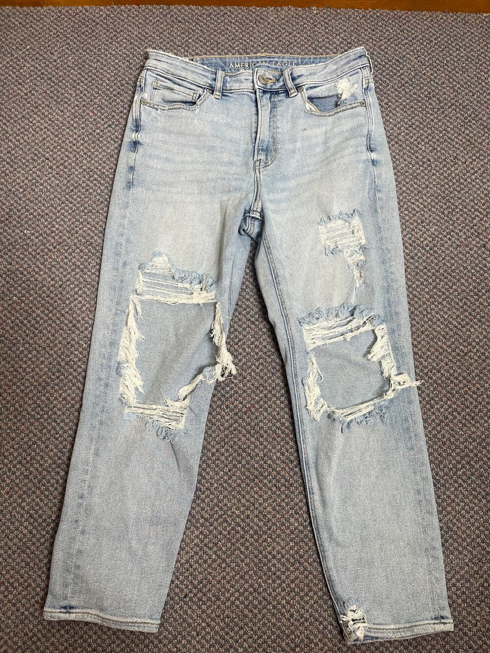 American Eagle Mom Jean Light Wash 6 Short